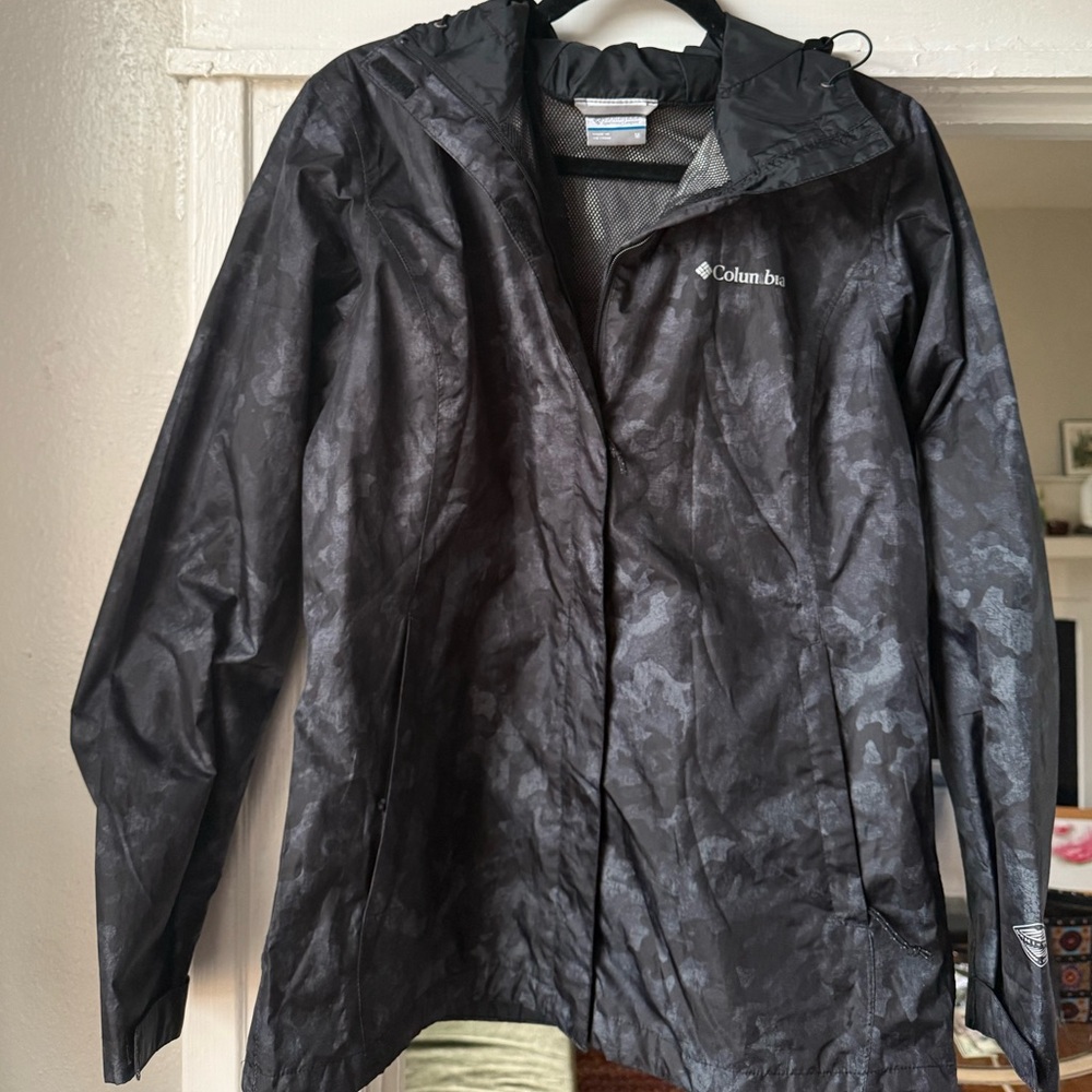 Columbia Charcoal and Black Patterned Hooded Rain / Wind breaker